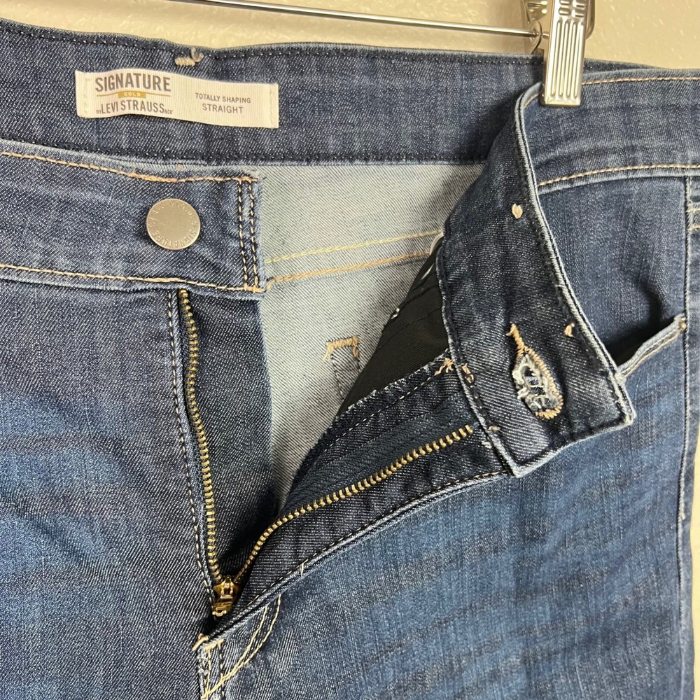 Signature by Levi Strauss Women Totally Shaping Straight Jeans Dark Wash 31x28 - Picture 4 of 9